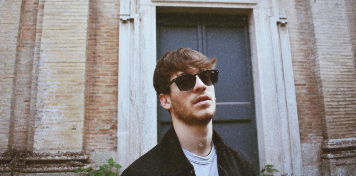 Una foto del cantante Holden che pubblica l'album Prologo