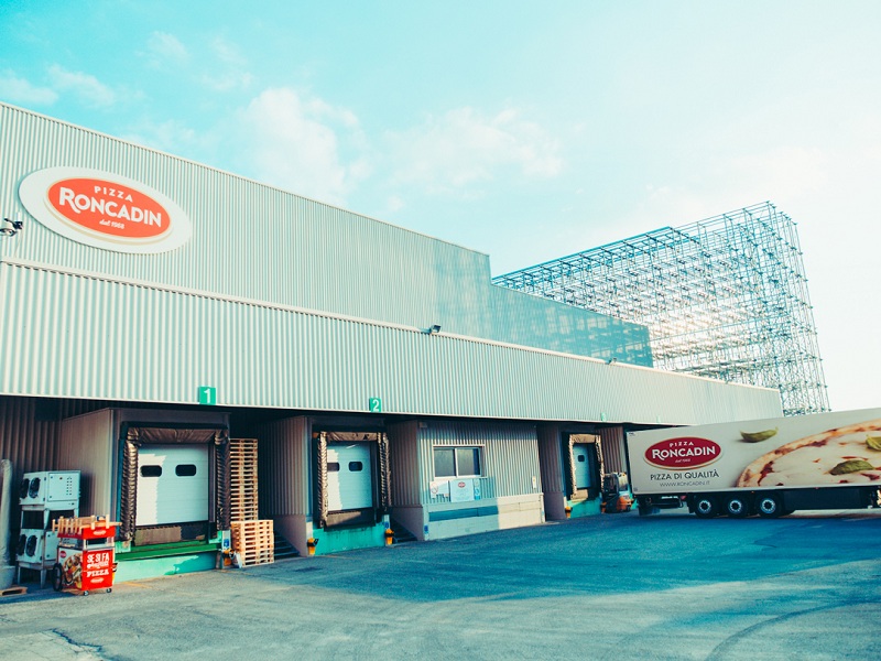 Novità nel banco frigo: Roncadin, conosciuta per le pizze surgelate, porta sul mercato i suoi primi prodotti da conservare in frigorifero, La Pinsa fresca e Il Trancio fresco