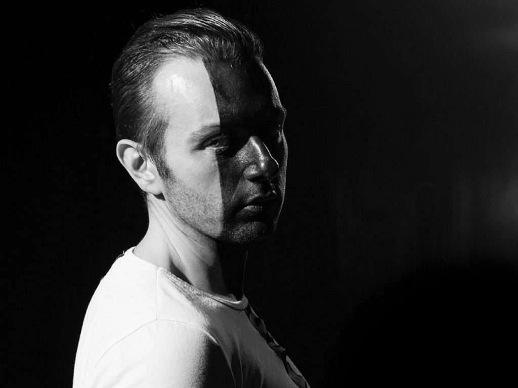 Il cantante Luaz in foto in bianco e nero