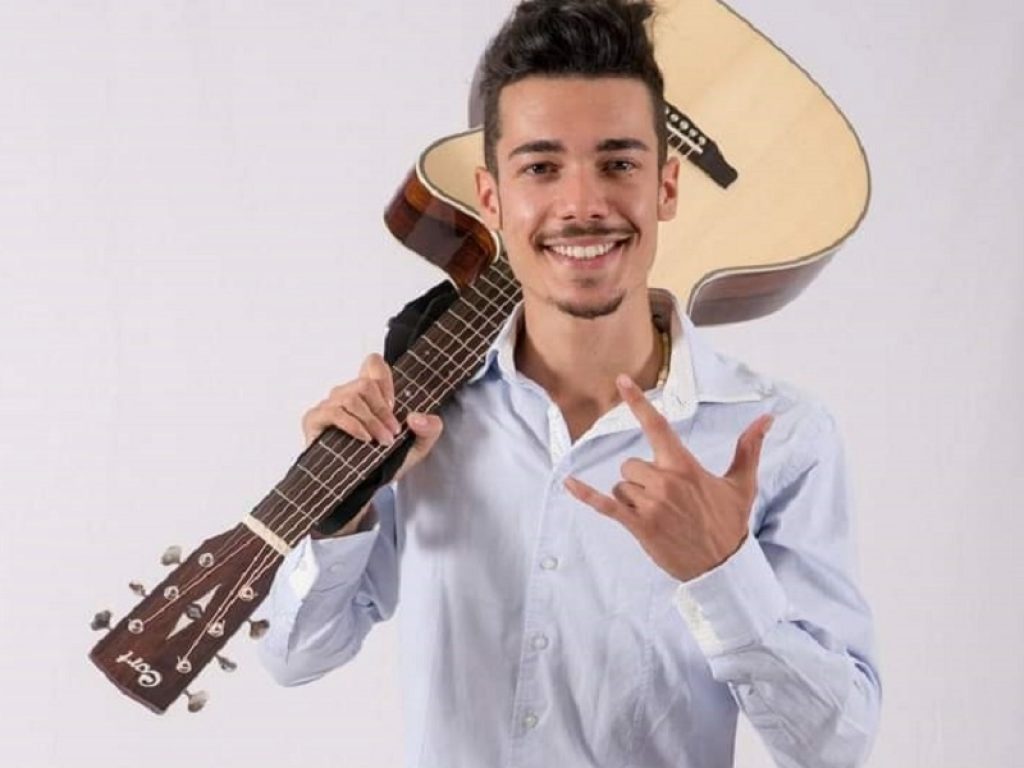 Il cantante Patrick De Luca con la sua chitarra in spalla