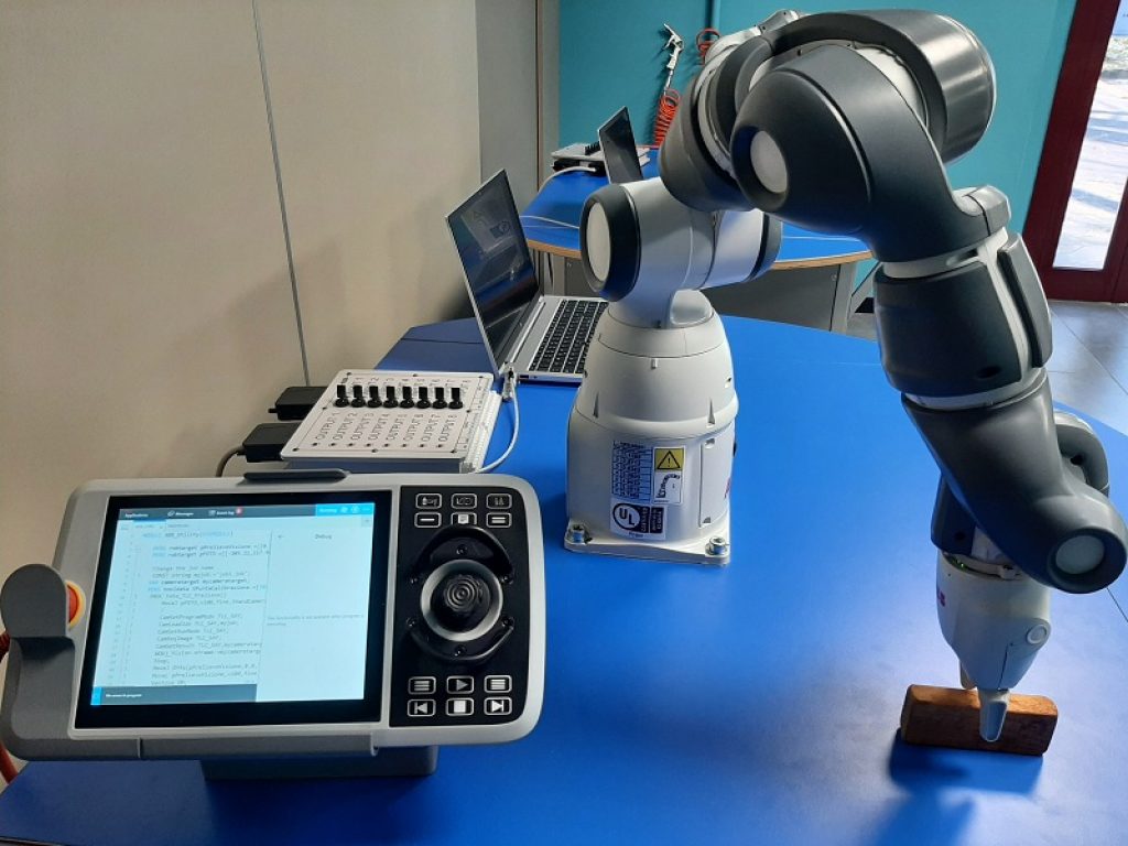 Il Robot Lab aperto a Monza esempio di robotica collaborativa