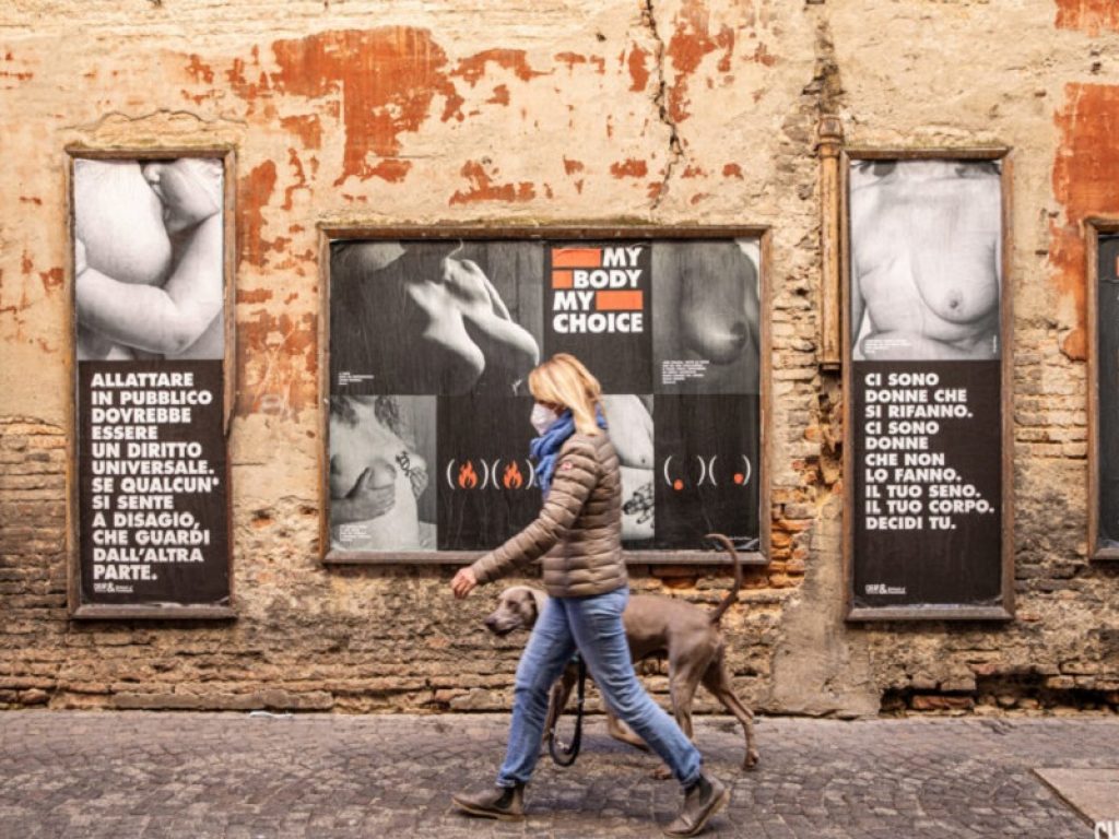 Seni nudi invadono Bologna: manifesti di Cheap per le strade