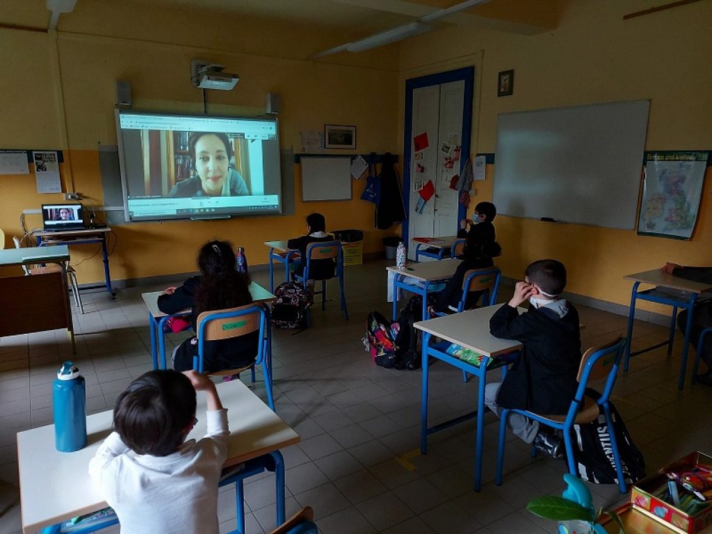 Classe di studenti segue videolezione della DAD degli Uffizi