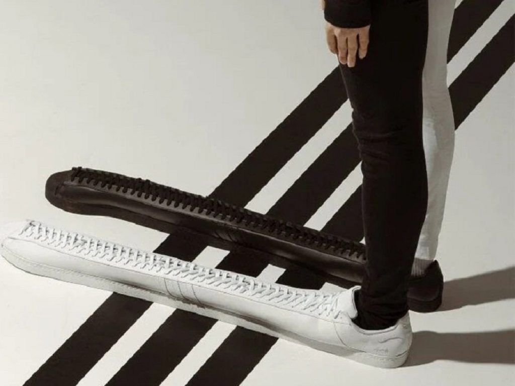 Le scarpe più lunghe del mondo sono le Adidas X Tommy Cash