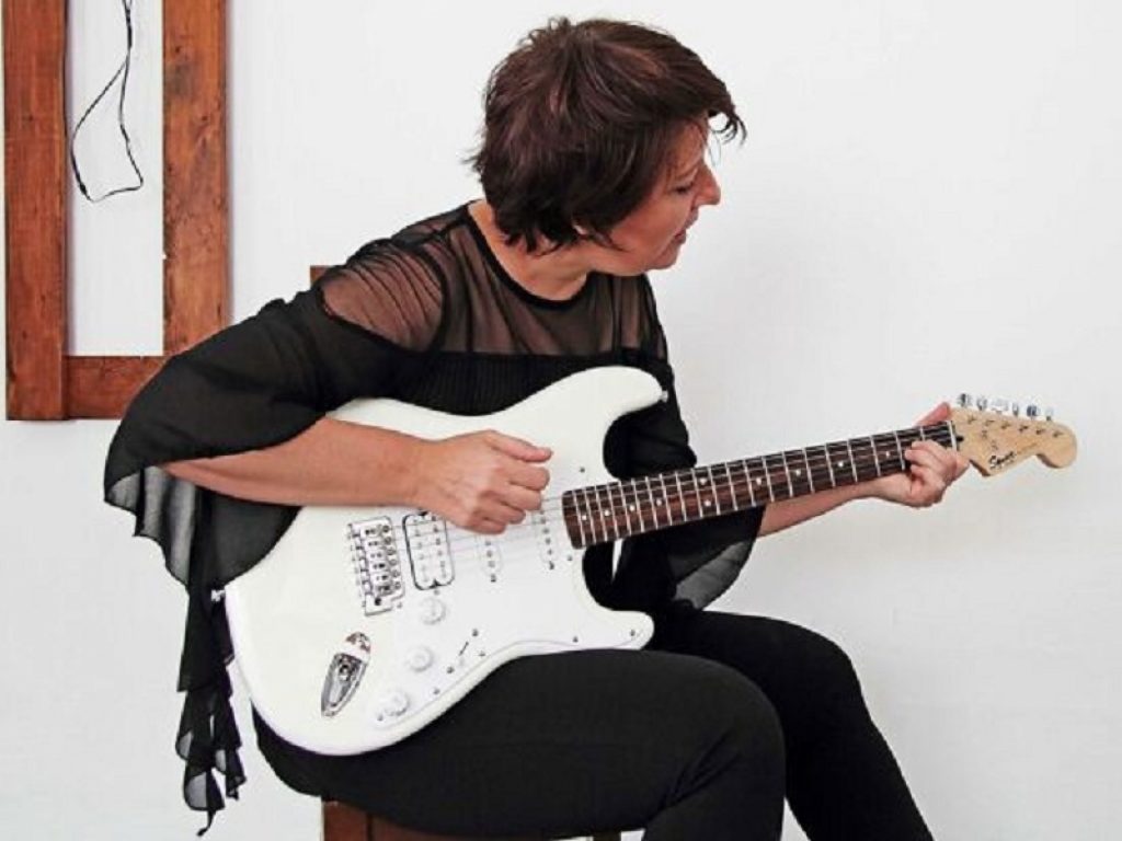 La cantante Ahri Arianna Vitale suona la chitarra