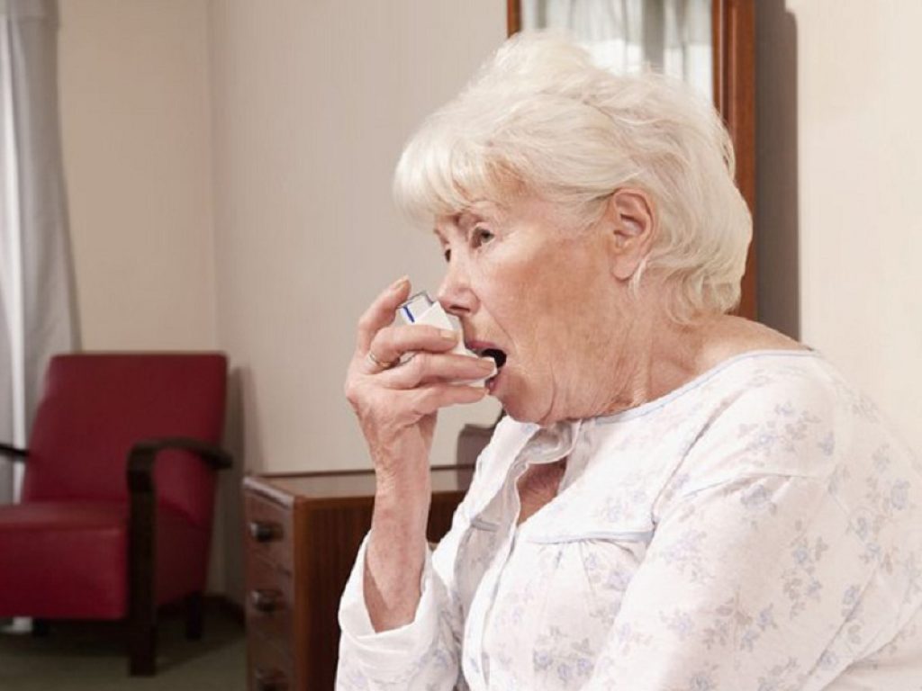 Anziana con asma eosinofilico grave e inalatore