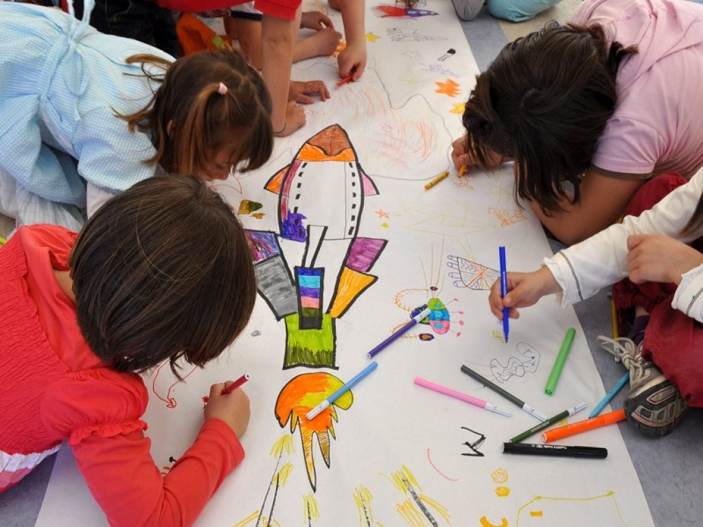 Bambine disegnano un razzo durante laboratorio astronomia Centro Oae Italia