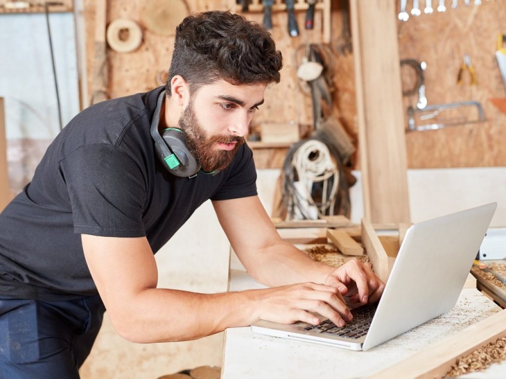 Uno studente lavora al computer con il progetto Inno4win di Fondazione CR Firenze