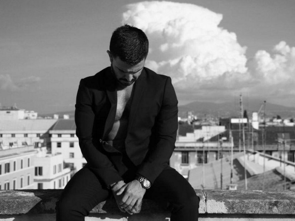 Il cantante Bora in foto bianco e nero, musica