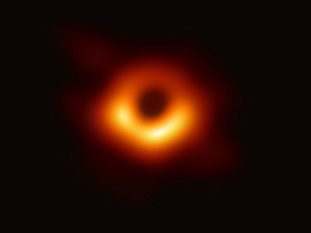 L’immagine del buco nero supermassiccio al centro di Messier 87, pubblicata nel 2019