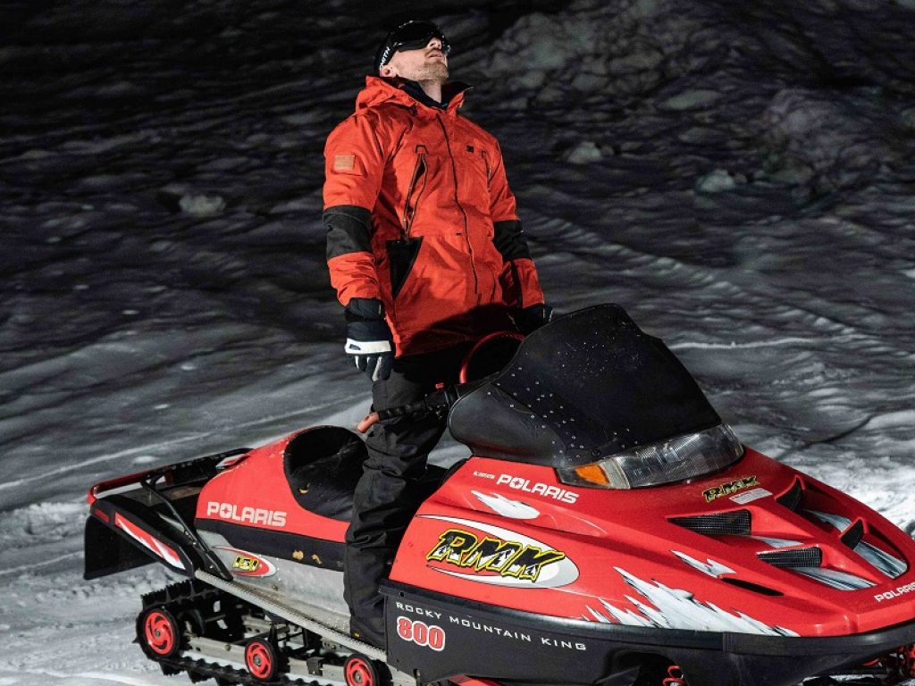 Il cantante Young Corrado su una motoslitta