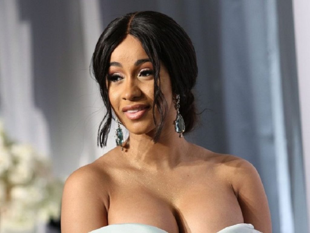 La rapper Cardi B sorride con il suo seno prorompente