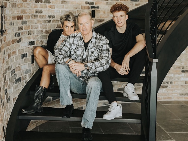 Il giocatore di basket Nico Mannion con il papà Pace e la mamma