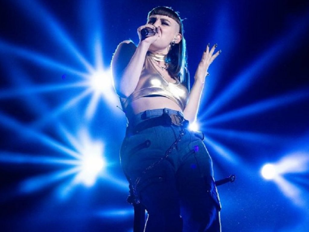 La cantante cmqmartina sul palco di X Factor
