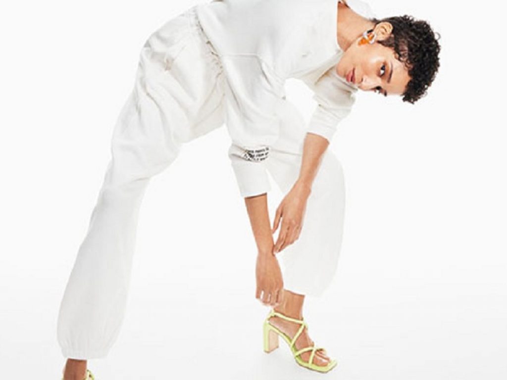Una modella indossa la nuova collezione H&M con materiali ecologici