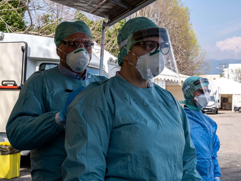 Caso sospetto di variante Omicron del Covid in Campania: isolati i contatti del positivo di ritorno dall'Africa australe. In corso il sequenziamento del virus