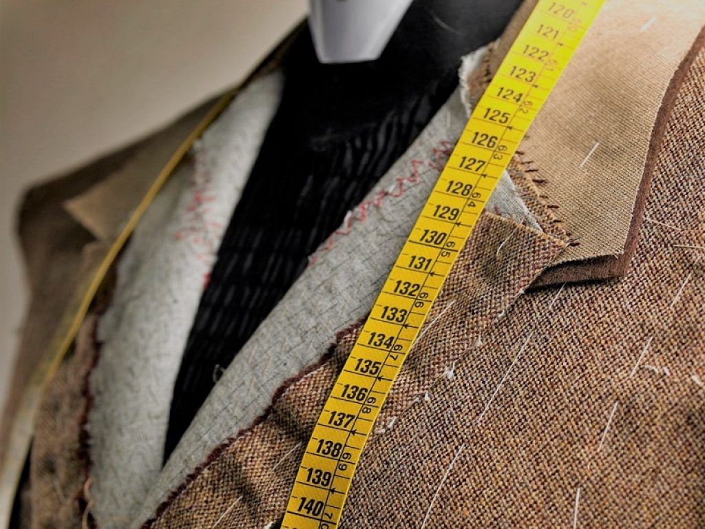 Giacca in sartoria con metro a tracolla