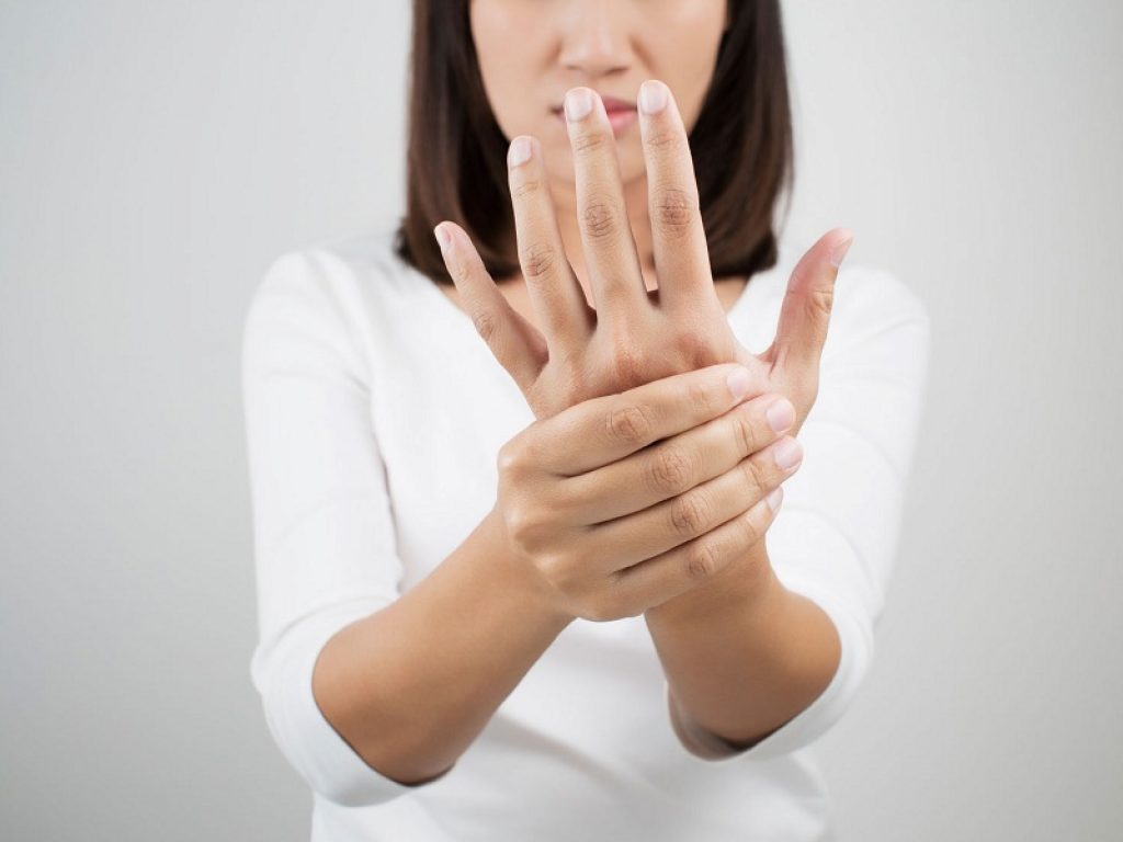 Donna male alla mano forma connettivite