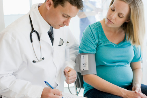 medico e donna in gravidanza