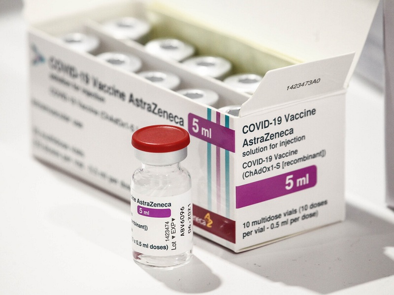 Una scatola con fiale di vaccini anti Covid di Astrazeneca