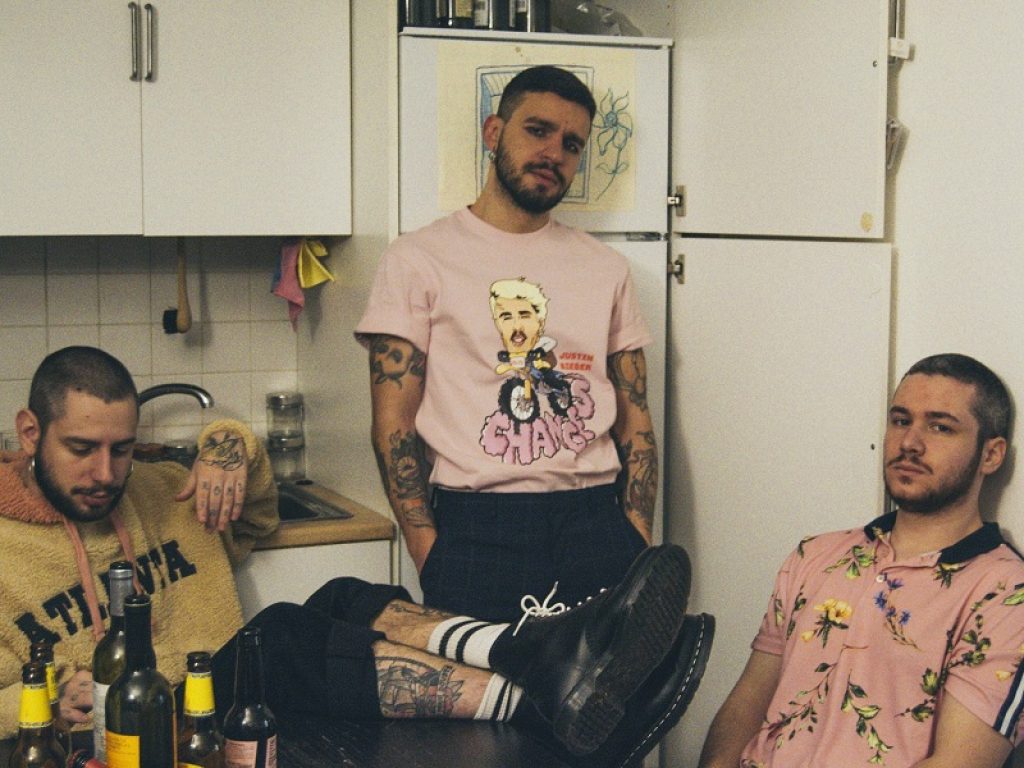 La band degli Endrigo in una cucina