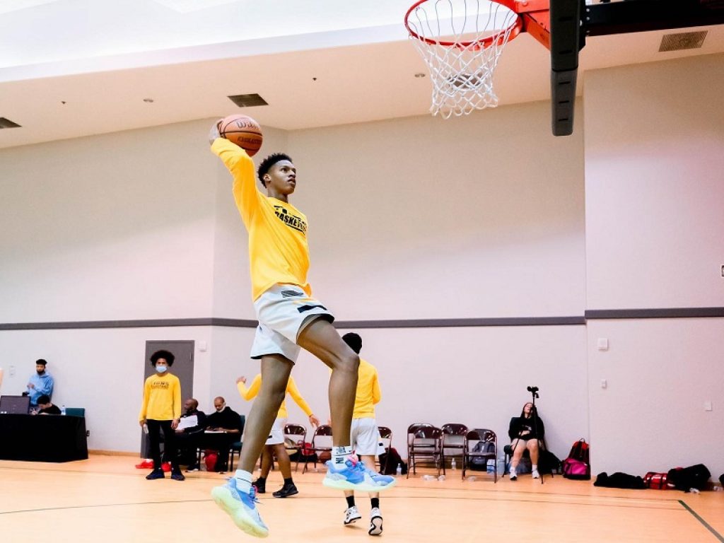 Il giovane giocatore Enmanuel Hansel in palestra gioca a basket senza un braccio