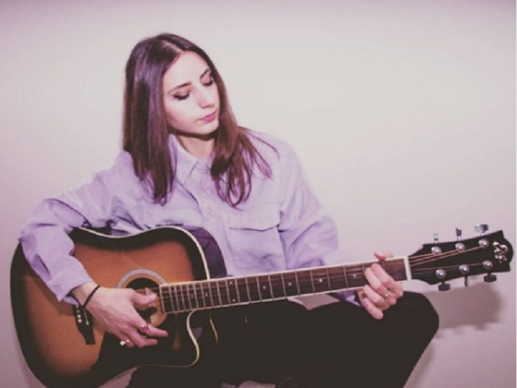 La cantante Evanicole suona la sua chitarra