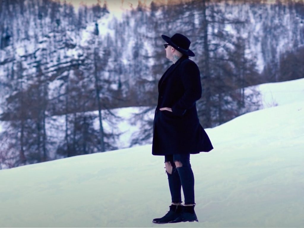 "Gatti" è la nuova malinconica canzone d'amore di FAB