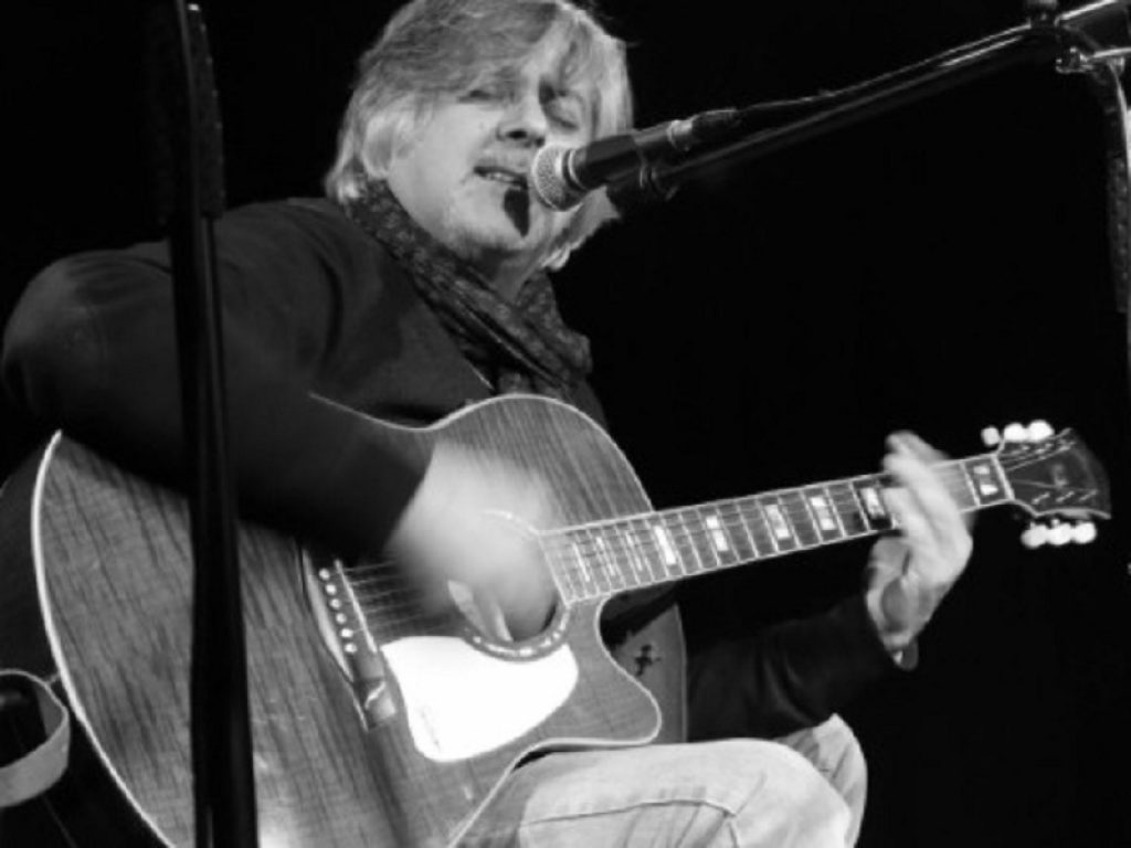 Il cantante Fabio Furnari con la sua chitarra