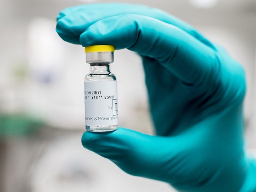 Una fiala di vaccino Johnson&Johnson contro il Covid-19, trombosi e richiamo vasculite trombosi