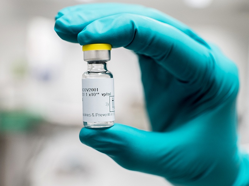 Una fiala di vaccino Johnson&Johnson contro il Covid-19, trombosi e richiamo vasculite trombosi