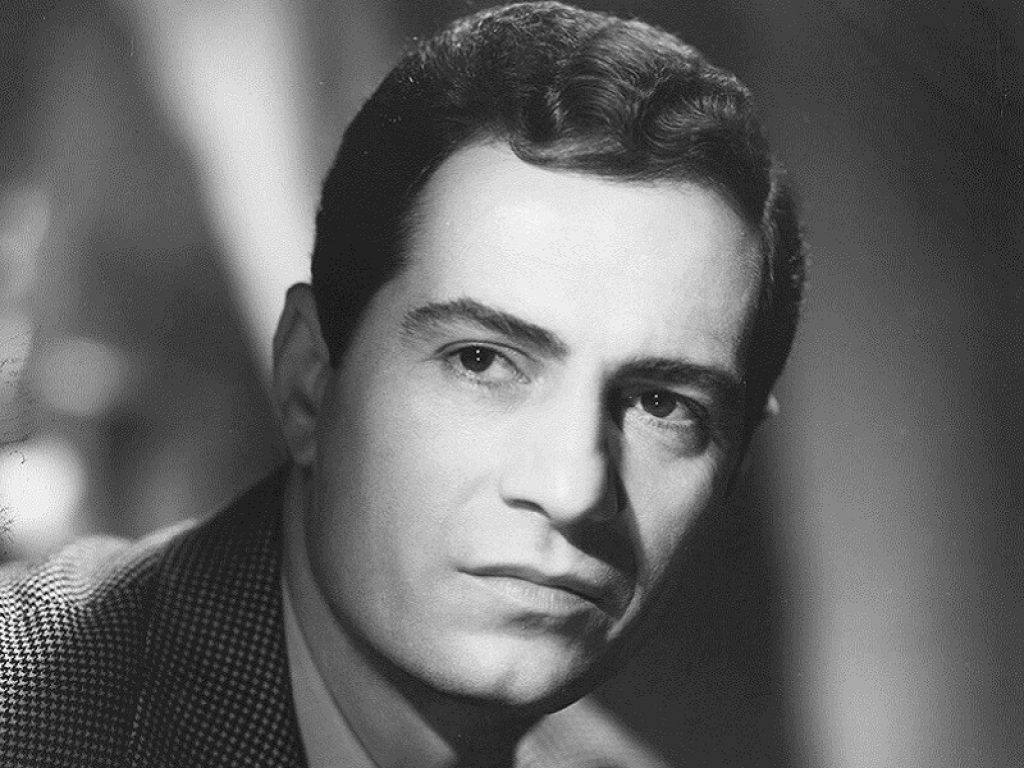 Una foto in bianco e nero di Nino Manfredi da giovane