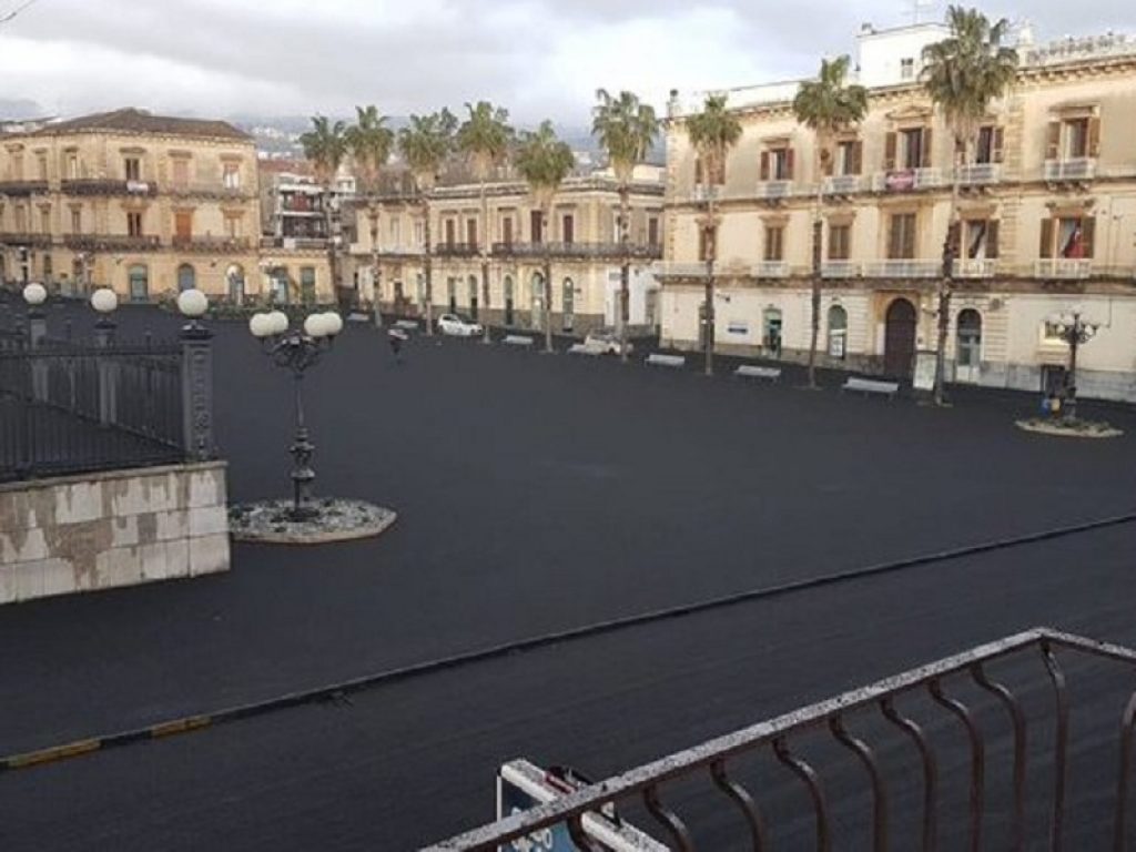 Cenere e lapilli ai piedi dell'Etna: dichiarato stato di crisi