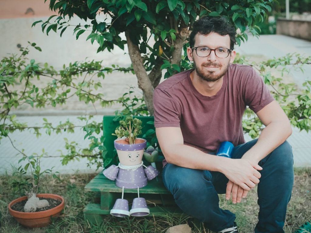 Il cantante Giovanni Carnazza seduto in giardino