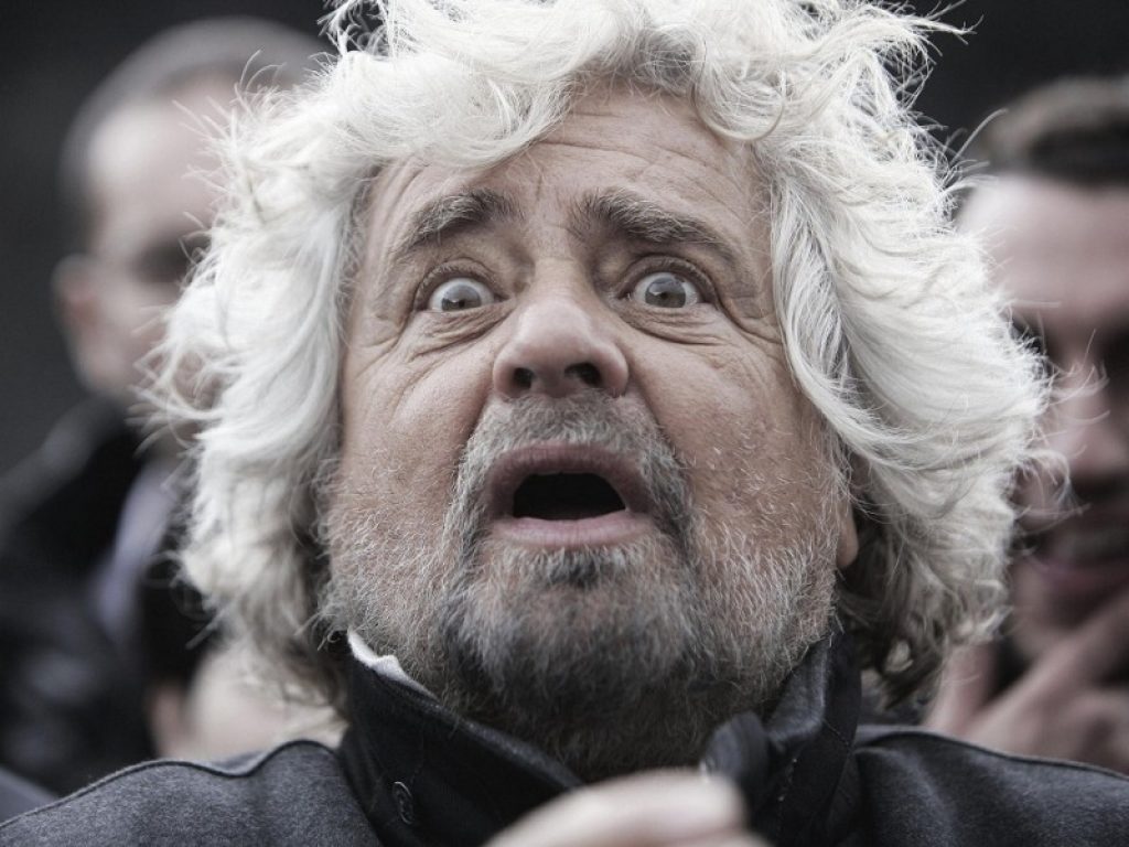 Il fondatore del Movimento 5 Stelle Beppe Grillo scrive sul suo blog un post contro l'ex premier Conte: "Crea solo illusione, ora al voto sulla piattaforma Rousseau"