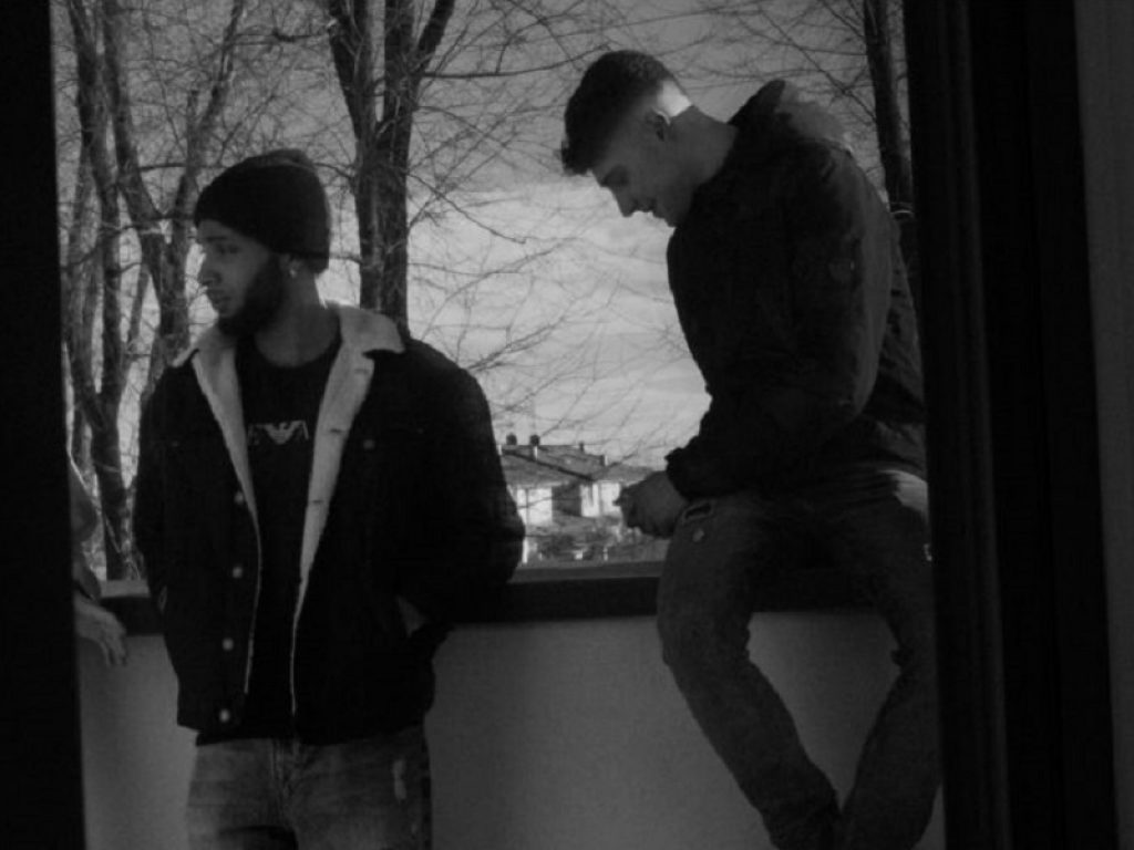 Il cantante Holy Ga in una foto in bianco e nero sul balcone di casa