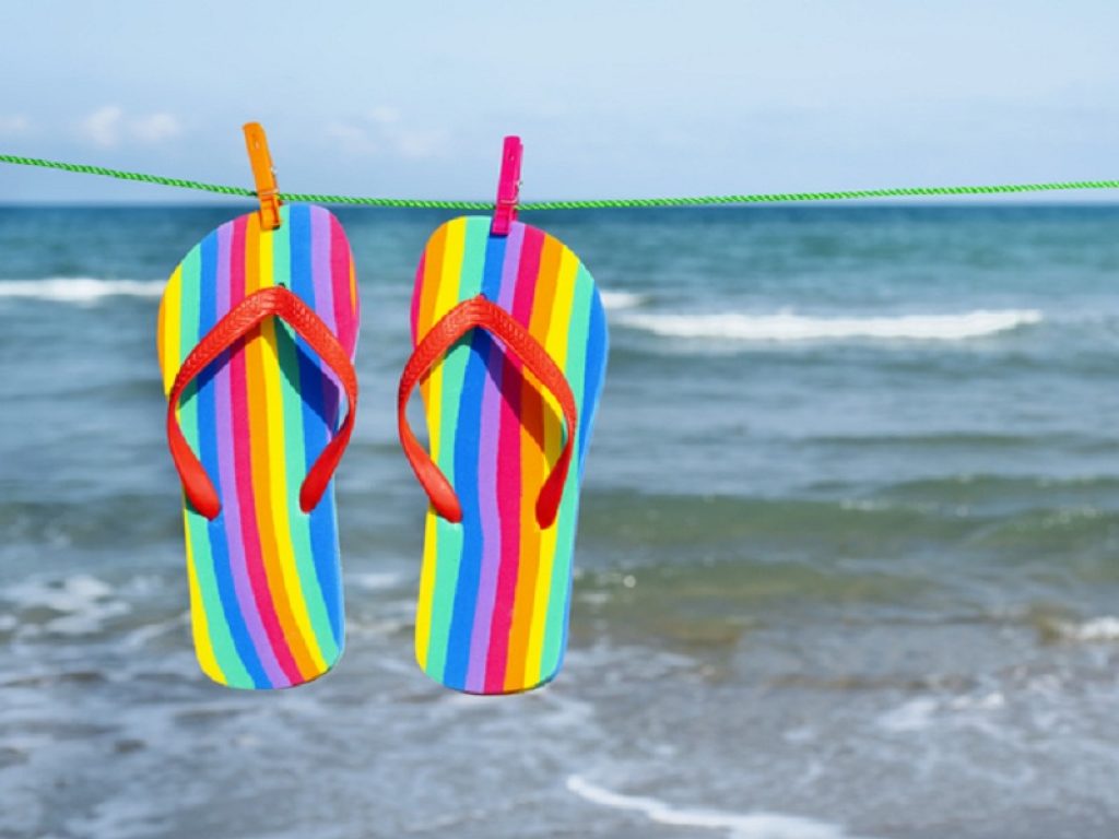Infradito colorate ad asciugare in riva al mare
