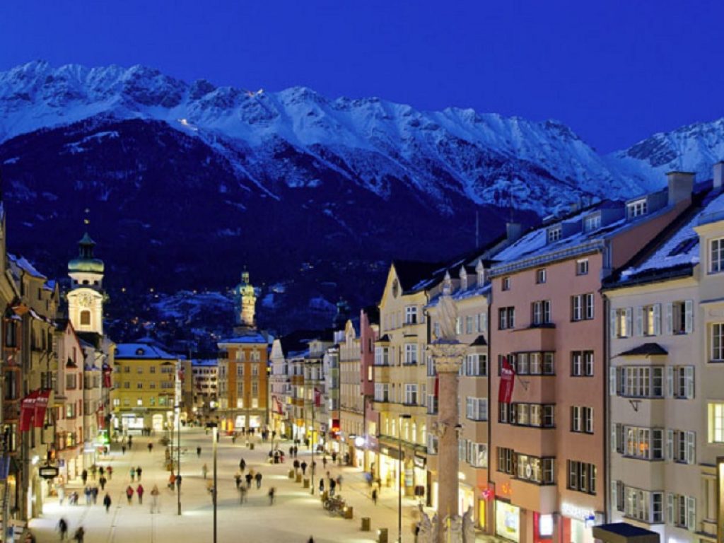 Innsbruck di sera con montagna innevata