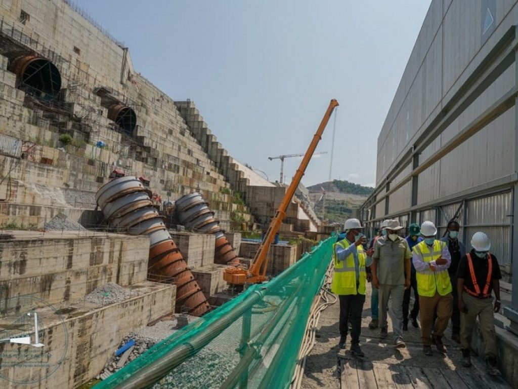 Operai controllano lavori diga sul Nilo