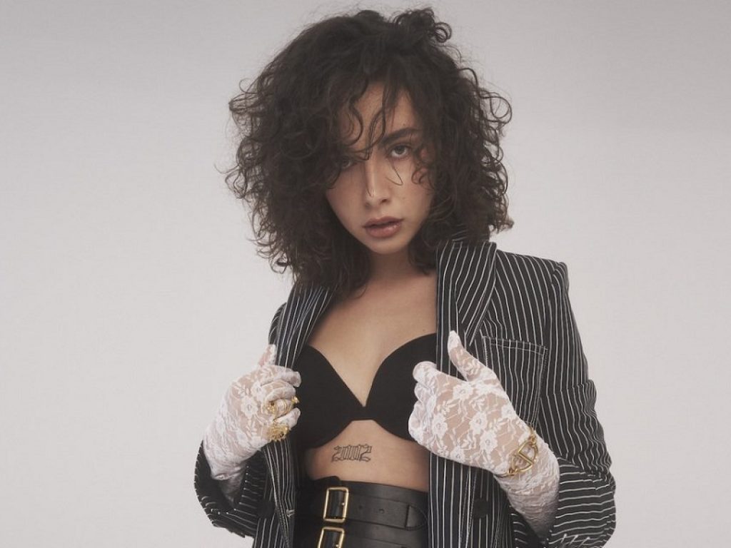 La cantante Madame in posa sexy in reggiseno per lanciare il nuovo album