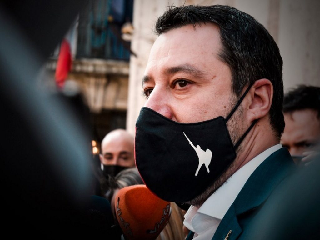 Il leader della Lega Matteo Salvini con la mascherina