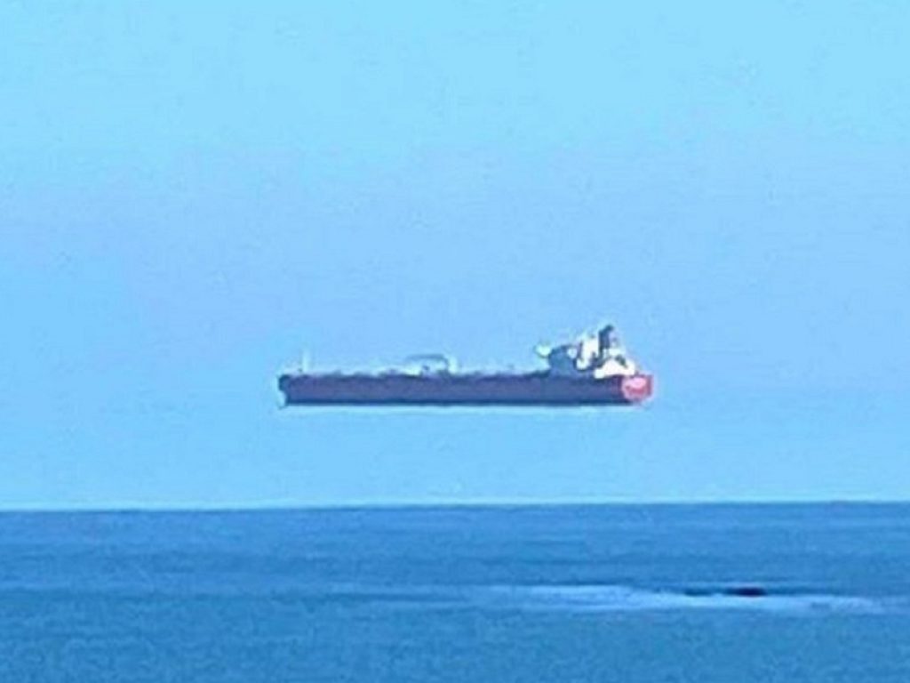 Sui social è tornata virale l'immagine della nave che vola: in realtà si tratta di un miraggio noto come Fata Morgana