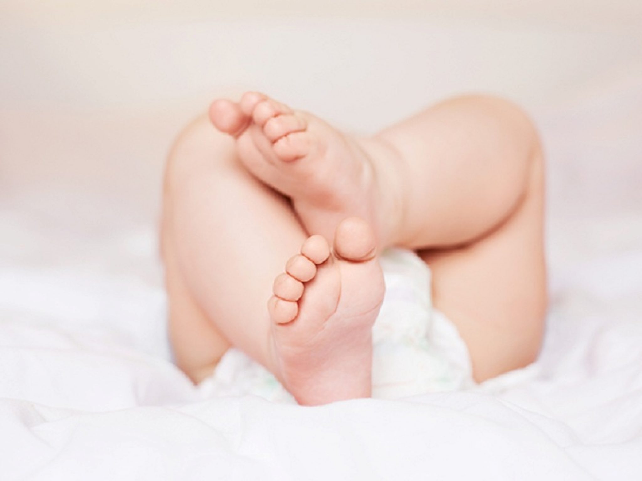 Пухленькая бритая. Ножки младенца. Пухленькие ноги младенцев.