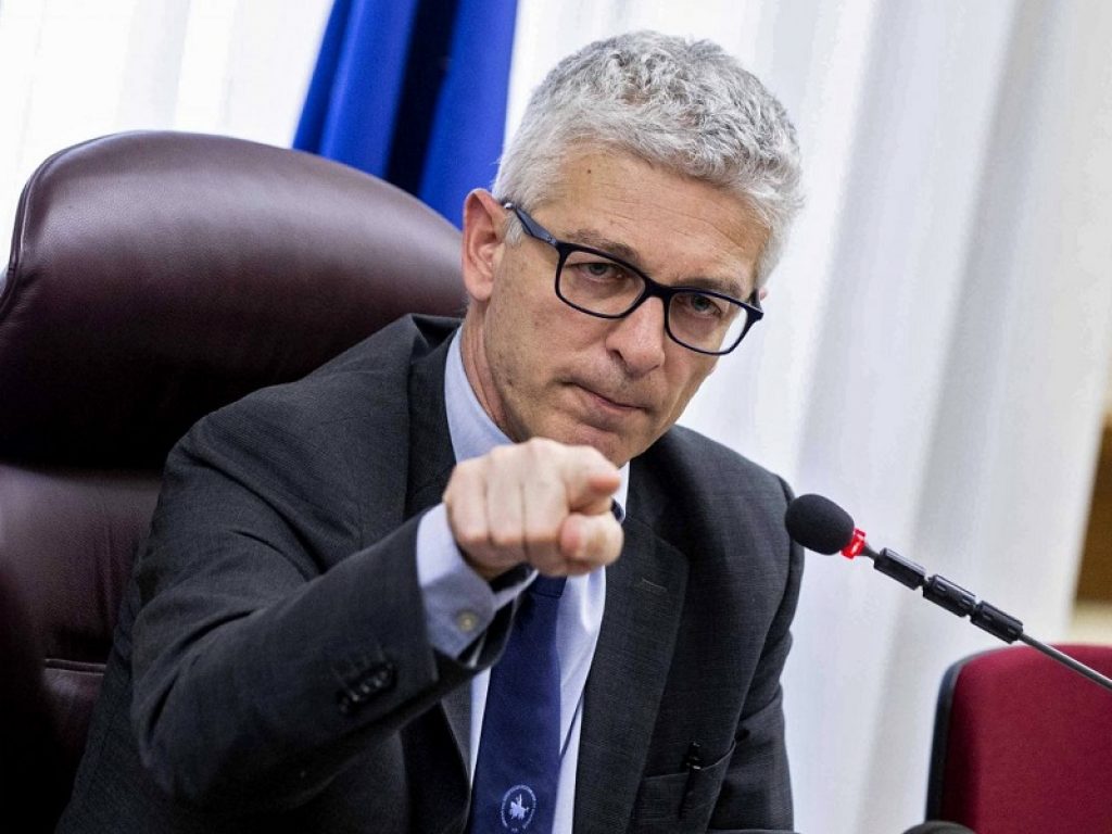 Il vaccino di Nicola Morra diventa un caso politico