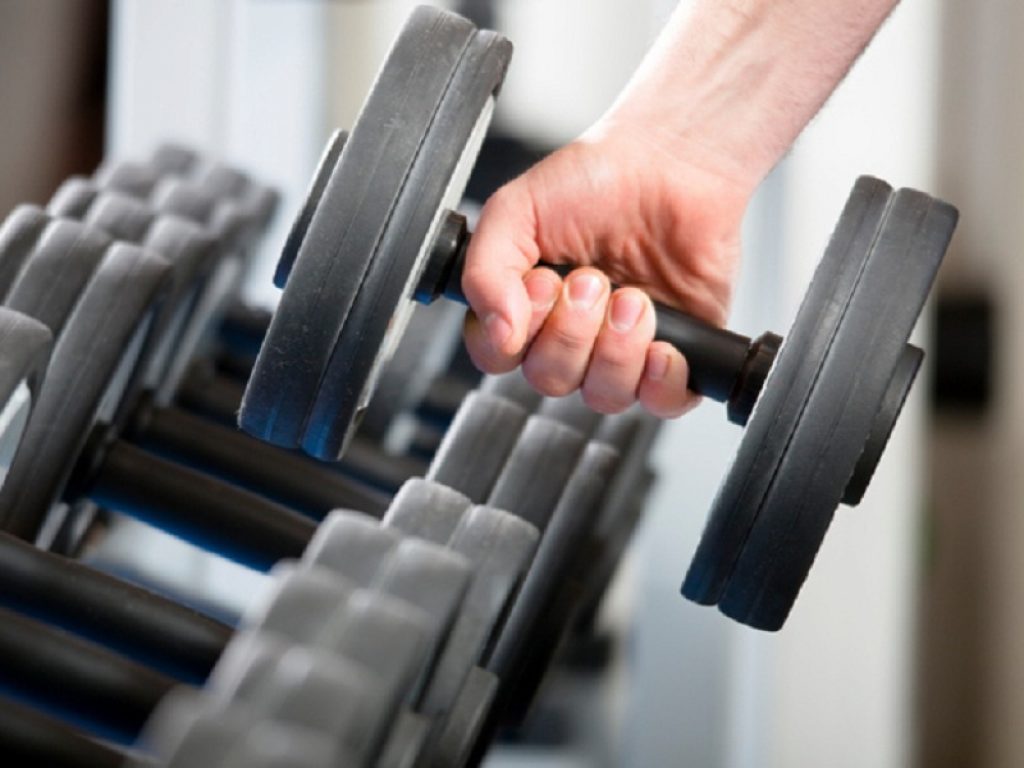 Per mettere su muscoli bastano anche pesi leggeri