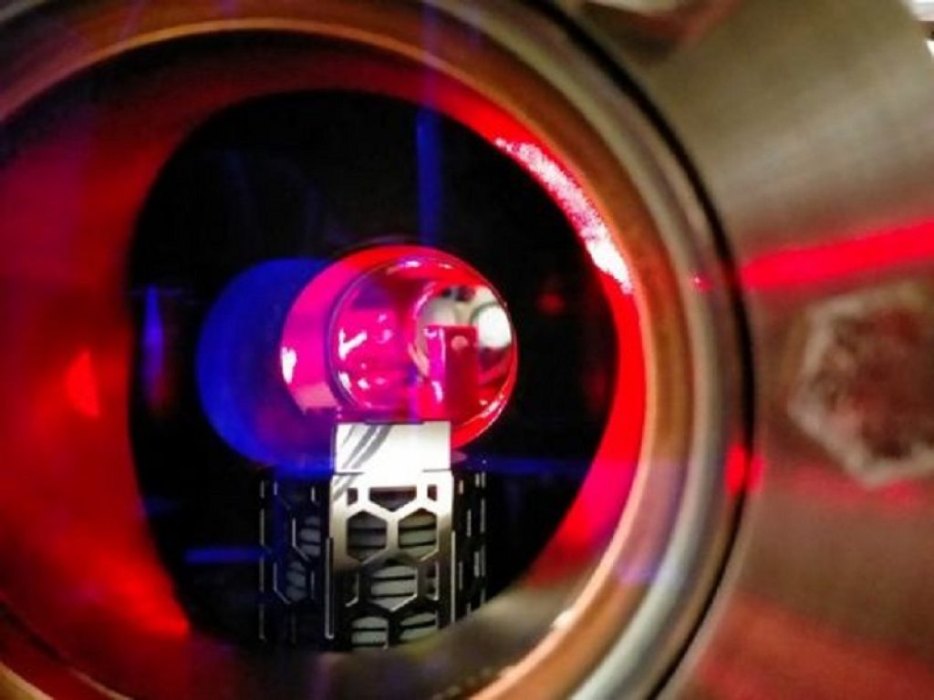 Il supersolido ruota senza inerzia: scoperta da Università di Firenze, Lens e Cnr-Ino una proprietà del nuovo stato quantistico della materia