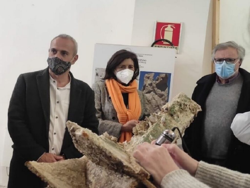 Lavori di restauro di un rostro delle isole Egadi