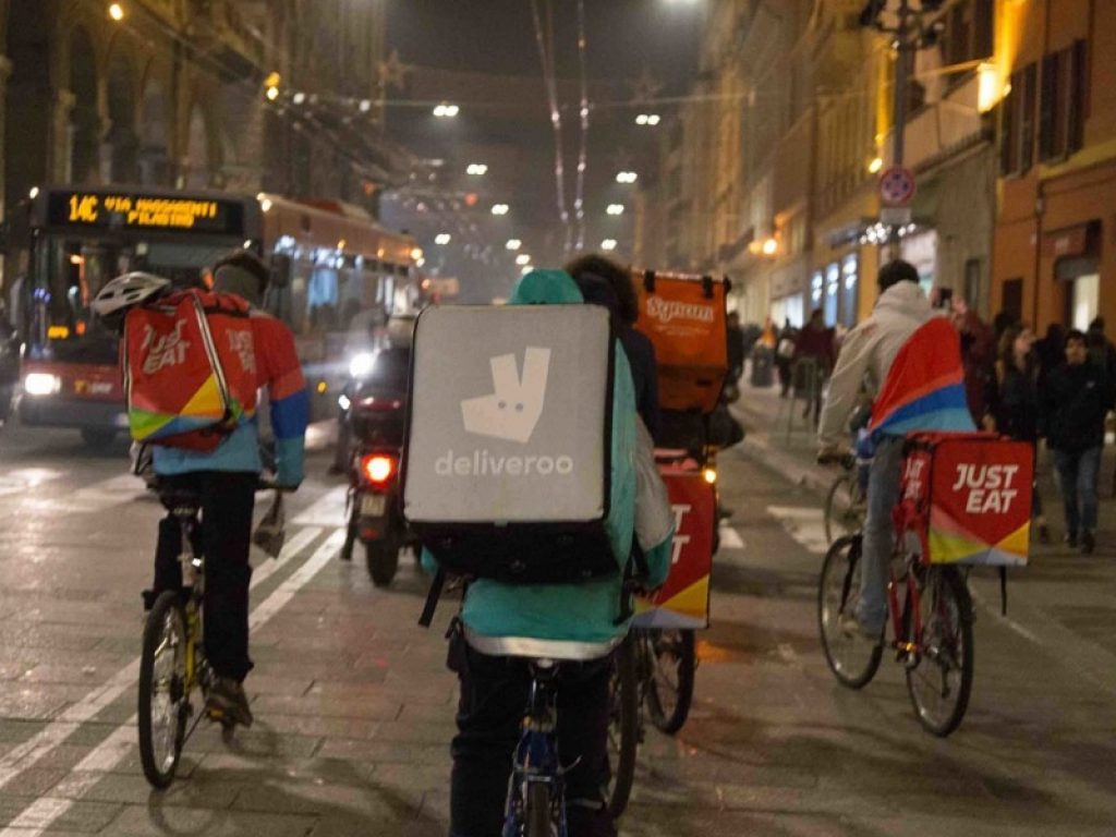 I riders scioperano, food delivery