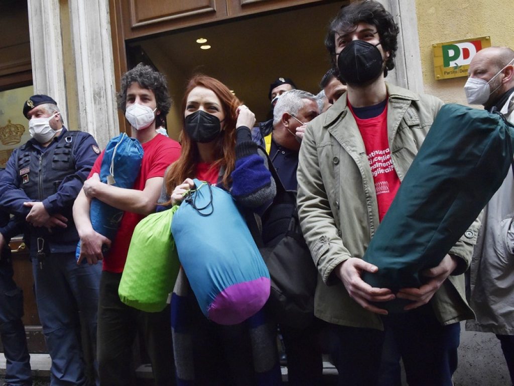 Tra il Partito democratico e le Sardine torna il feeling, Letta: “Ottime prospettive”. Ancora nessun contatto tra il neosegretario dem e il leader di Italia Viva