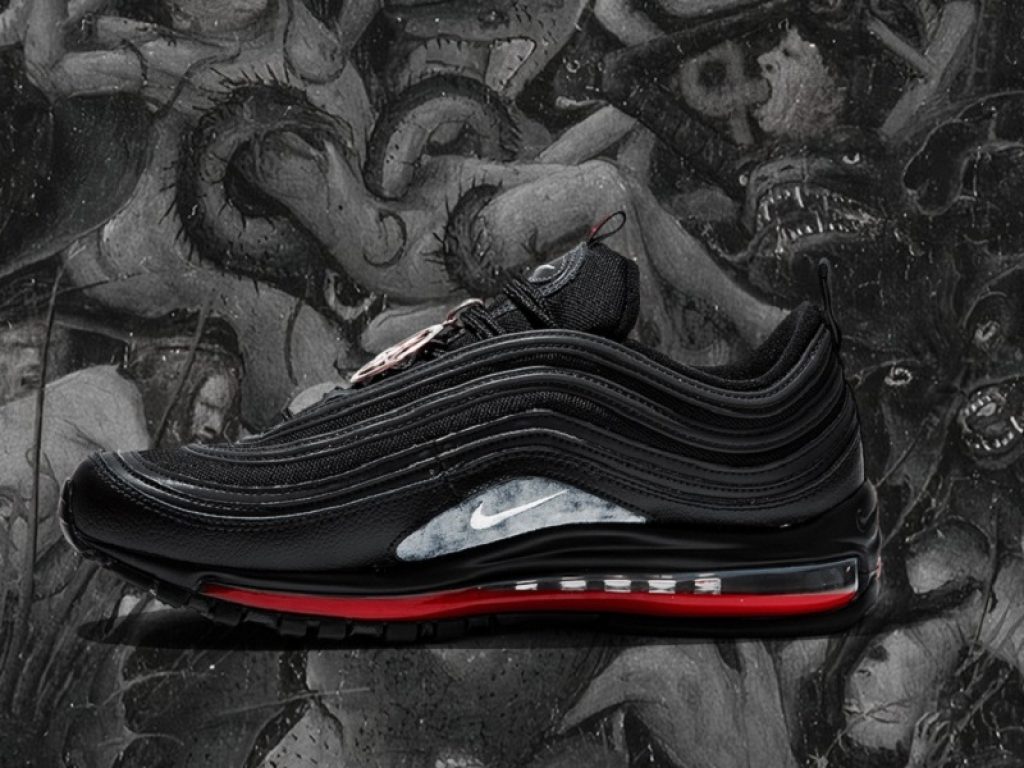Satan Shoes, le scarpe Nike con una goccia di sangue